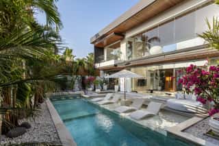 5-Bedroom Contemporary Glass Residence in Nelayan — image 1 of 13
